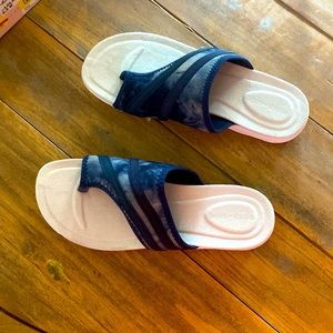 New with tags!!! Easy Spirit Sandals. Very pretty and comfy!